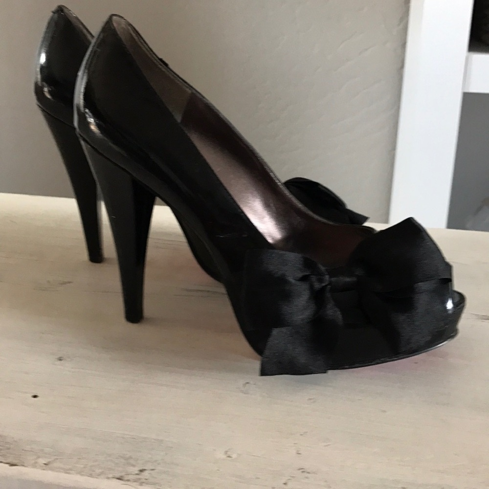 Black heel with bow